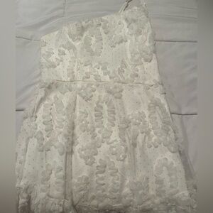One shoulder white dress. Women’s size small. Never been one.